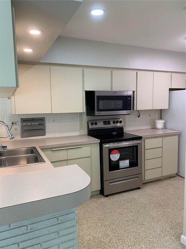 Building Photo - 1820 SW 98th Ct