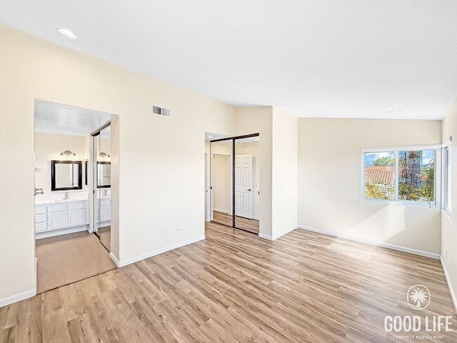 Building Photo - Modern Living Meets Prime Location in Sorr...