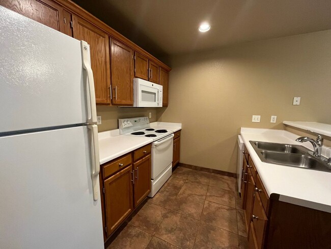 Building Photo - Great Condo Near Campus West