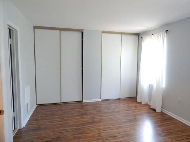 Building Photo - Cozy TH in Great Alexandria Location!