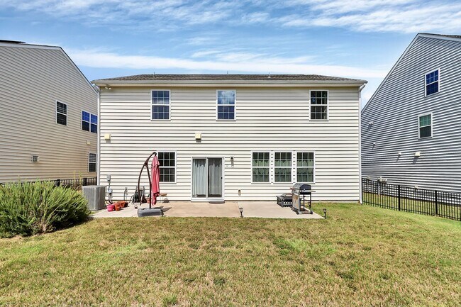 Building Photo - Welcome to this spacious 4 bedroom, 2.5 ba...