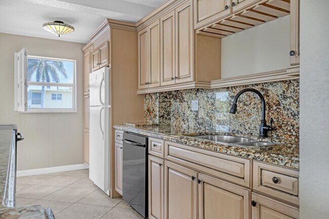 Building Photo - 1160 Hillsboro Mile