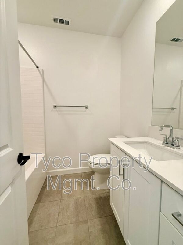 Building Photo - 784 Vada St