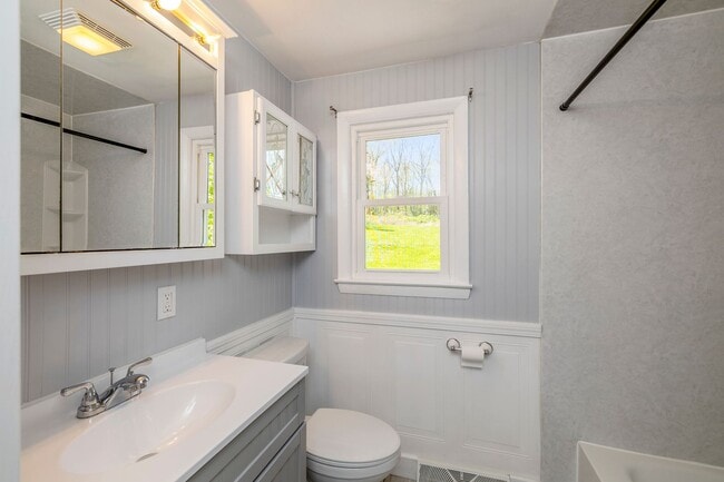 Building Photo - Renovated Ranch 3 BR/1BA/1 car garage w Fu...