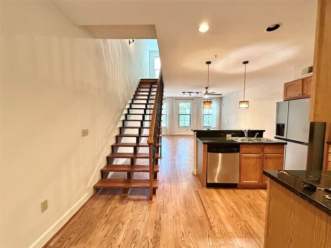 Building Photo - 1602 Elgin St