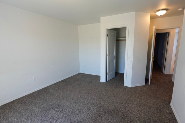 Building Photo - 2829 W Marina Dr