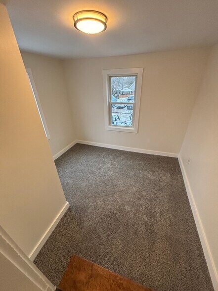 Building Photo - 37 Cash St