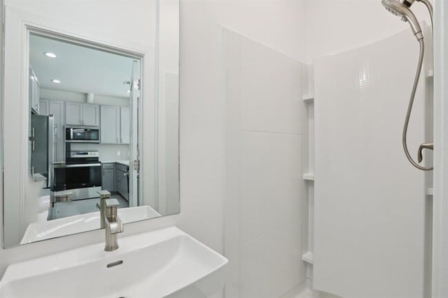 Building Photo - 302 Tesla Cir