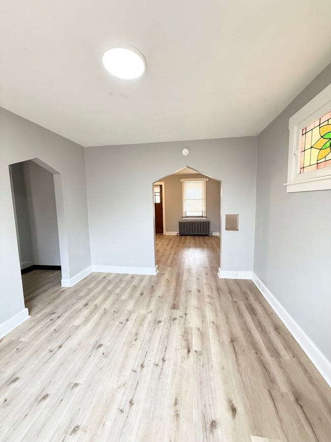 Building Photo - Upated 2 Bedroom 1 Bathroom in Beechview w...