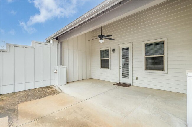 Building Photo - 2520 Bluebonnet Ln