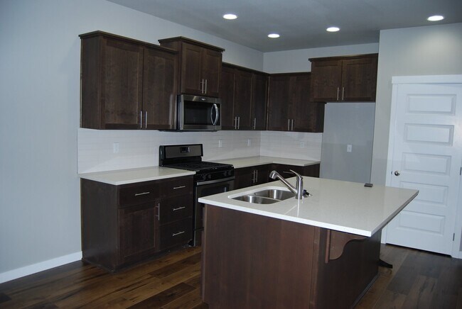 Building Photo - 3 Bedroom 2.5 Bath Newberg