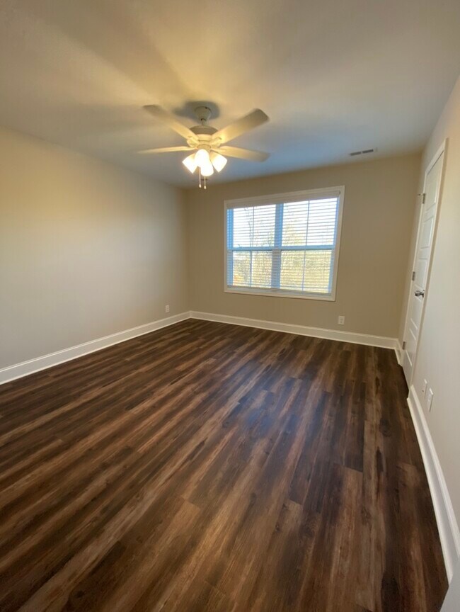 Building Photo - 1035 Glenkirk Dr