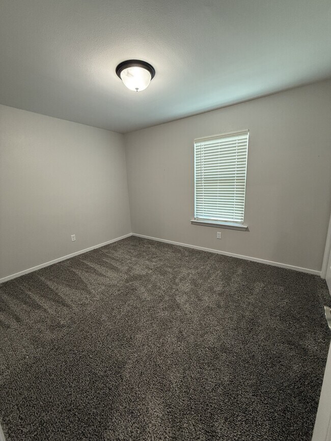 Building Photo - 1099 Sky River St