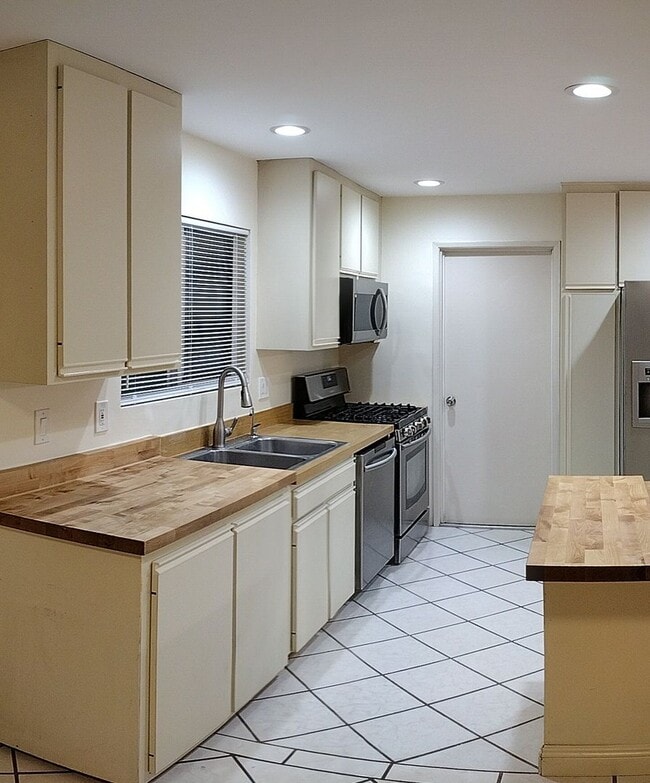 Building Photo - House with Separate studio apartment Included