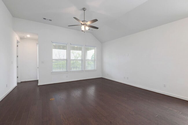 Building Photo - 124 Rosebush Dr