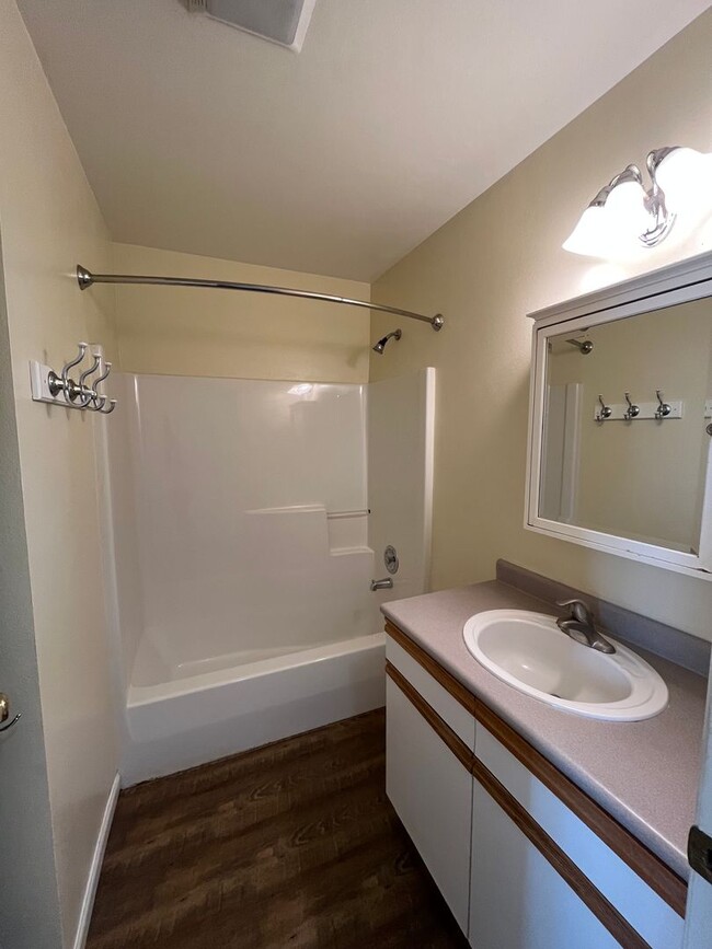 Building Photo - Spacious 3 Bedroom w/ Attached Garage