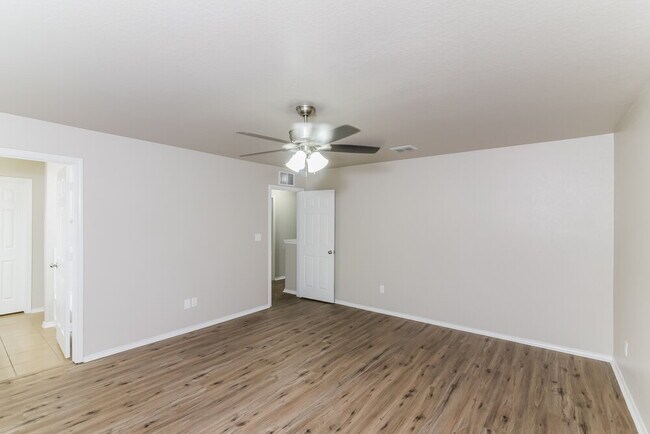 Building Photo - 11811 Dove Ranch