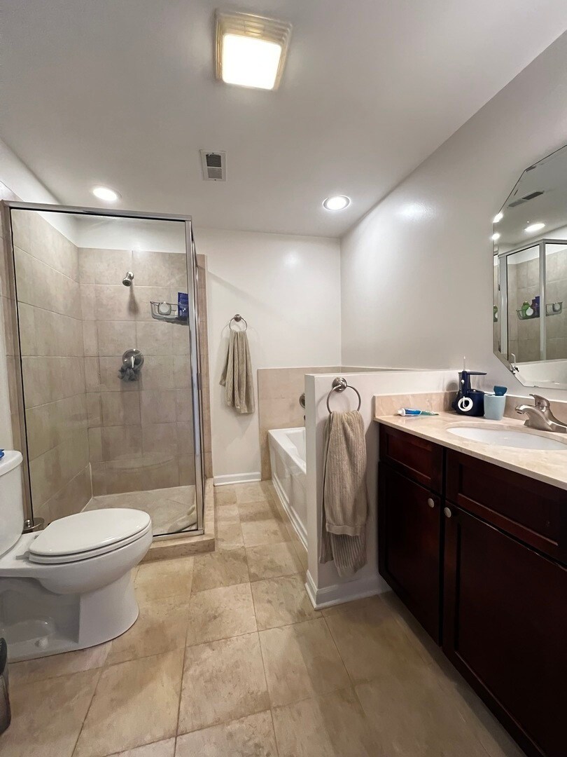 Building Photo - 5300 N Lincoln Ave