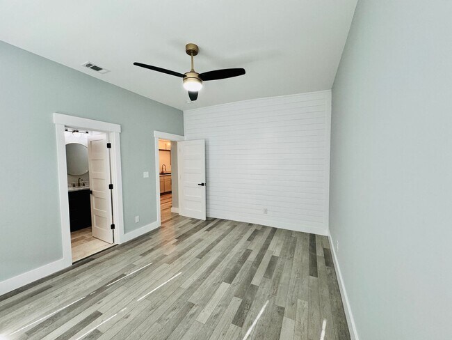 Building Photo - RATE DROP ALERT! (was $2600/month)