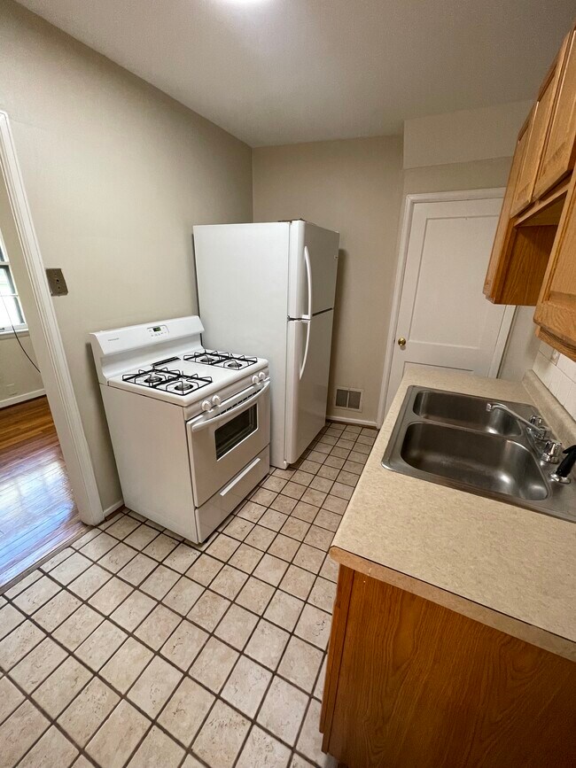 Building Photo - 2563 Medary Ave