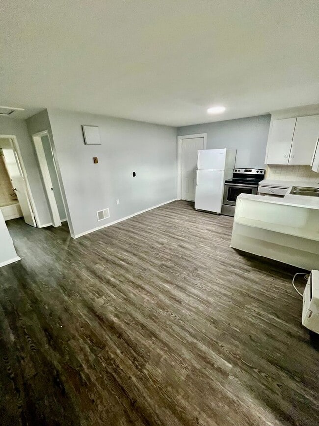 Building Photo - NICE Ground Floor 1BR/1BA Zephyrhills Duplex Apt. NO APP FEE!