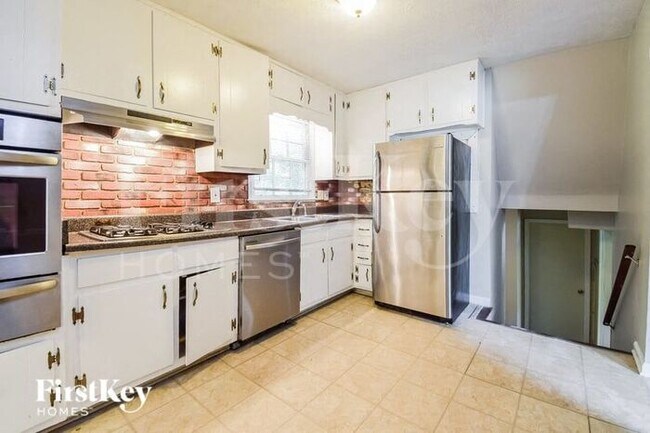 Building Photo - 5674 Sandhurst Dr