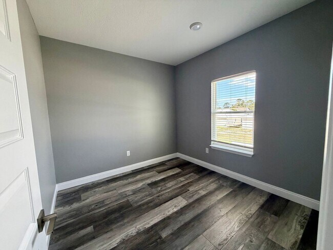 Building Photo - 4 bedroom 3 bath