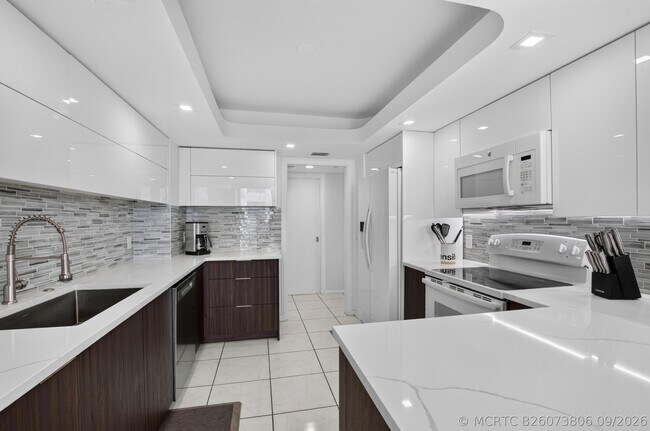 Building Photo - 3211 S Ocean Blvd