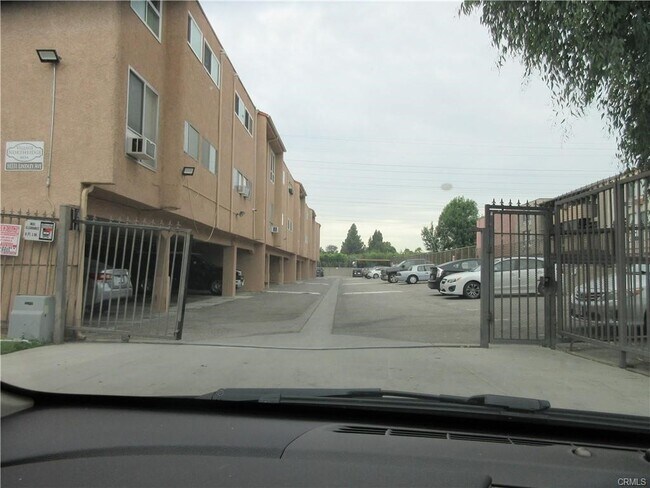 Building Photo - 10331 Lindley Ave