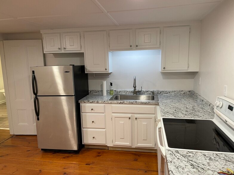 183B kitchen - 183 Washington St