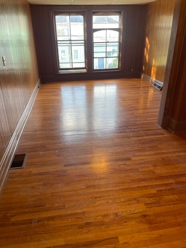 Primary Photo - 1549 Kemble St