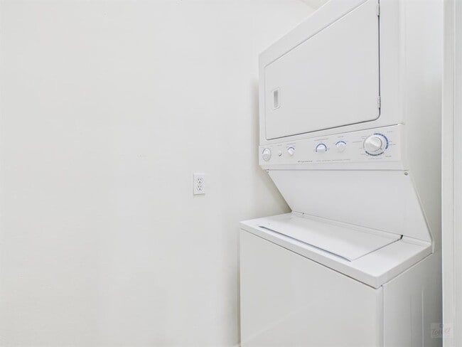 Building Photo - 711 W 32nd St