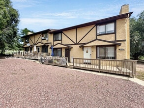 Building Photo - 1985 Mineola Ct