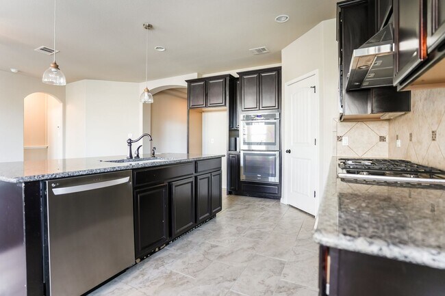 Building Photo - Bright, Spacious Living in an Inviting Home with Modern Finishes and Great Location