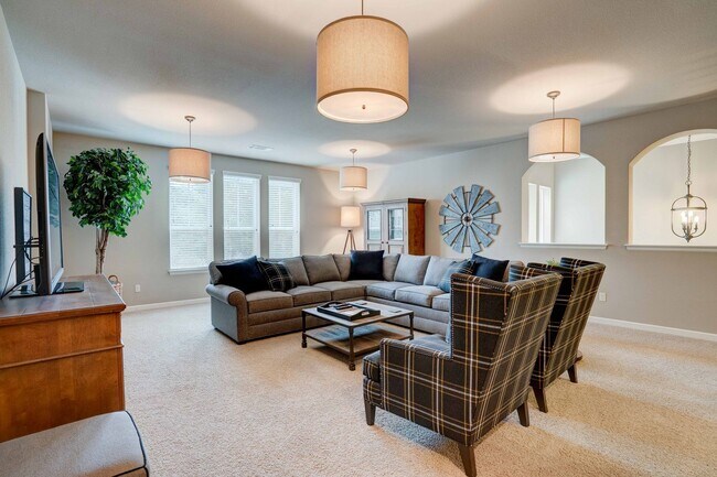 Building Photo - Beautiful 4 Bedroom, 3.5 Bathroom Home with Garage & Private Backyard