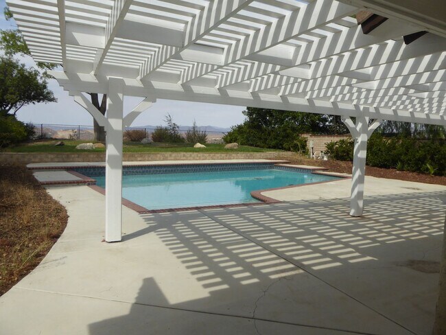 Building Photo - 3 Bedroom Pool Home in Saugus!