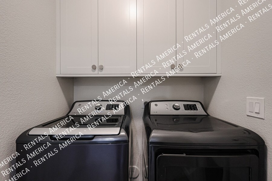 Building Photo - 854 W Straford Ave