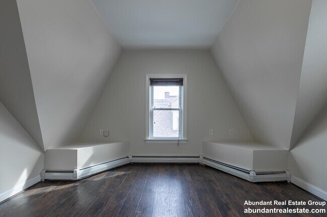 Building Photo - 376 Medford St