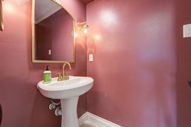 Building Photo - 607 Ellingham Dr