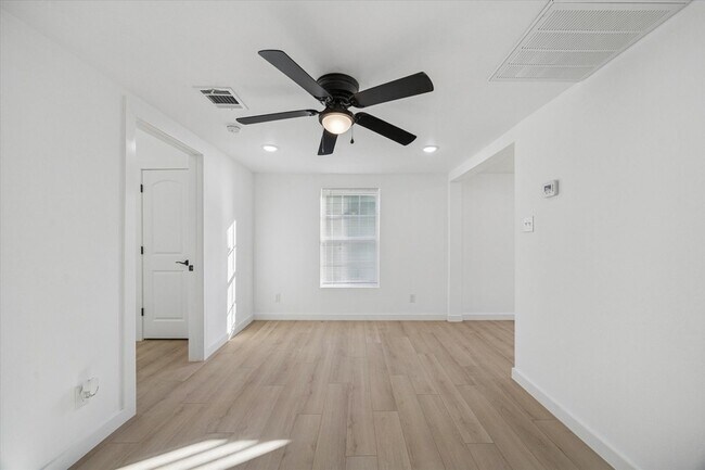 Building Photo - 711 E 32nd St