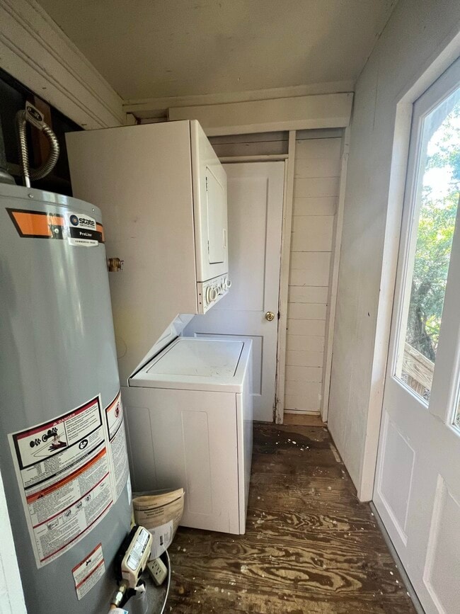 Building Photo - 223 W 5th Ave