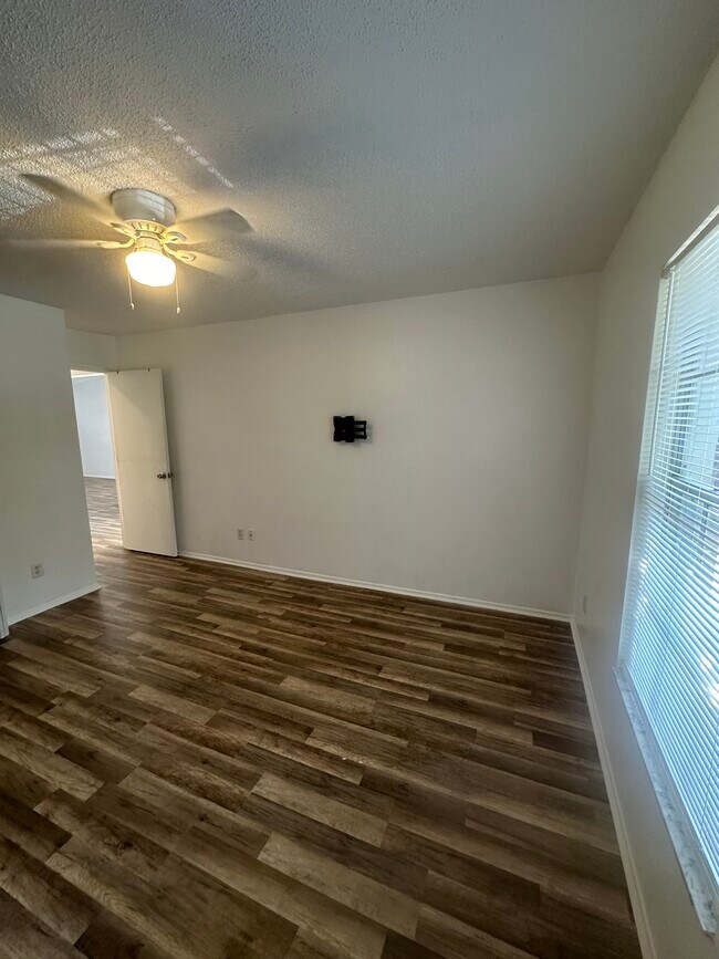 Building Photo - 7355 Parkside Villas Dr N