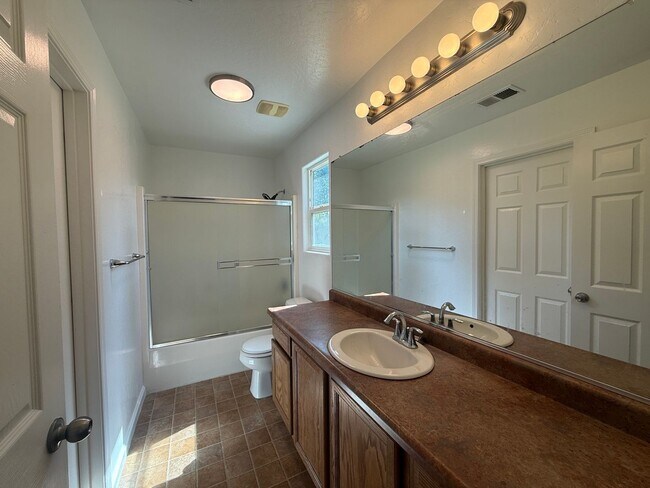 Building Photo - 3-bedrooms and two bathrooms home located in Visalia, CA
