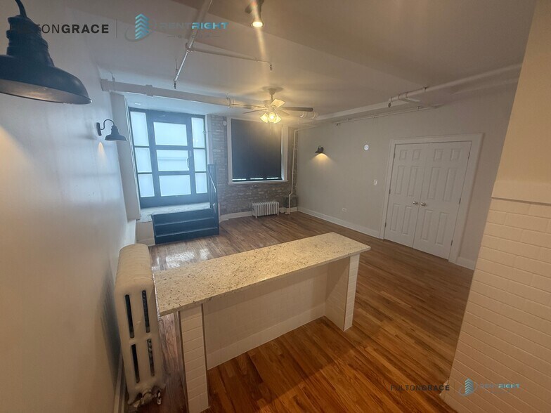 Building Photo - 2065 W Lawrence Ave