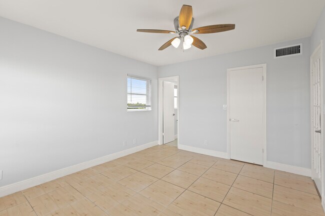 Building Photo - 1101 Crystal Lake Dr
