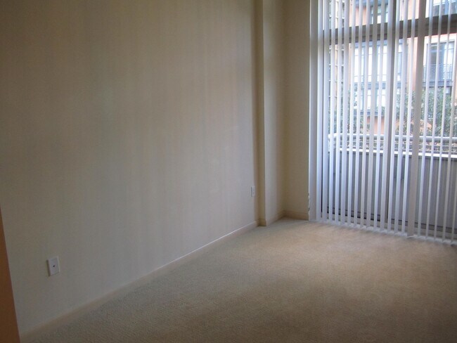 Building Photo - 811 4th St NW