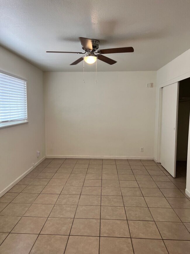 Building Photo - Cute 3 Bedroom Home