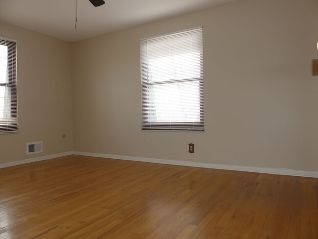 Building Photo - Remodeled 4 bedroom! Fenced backyard! 2 Ca...
