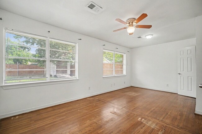 Building Photo - 2121 Hickory Ln