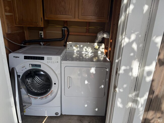 Building Photo - 472 Church St